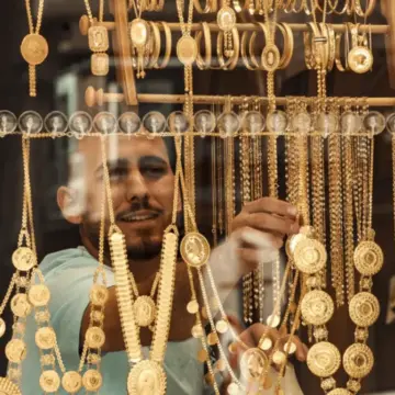 سعر الذهب اليوم في مصر يرتفع محليًا وتراجع الأونصة عالميًا 4 مايو 2026